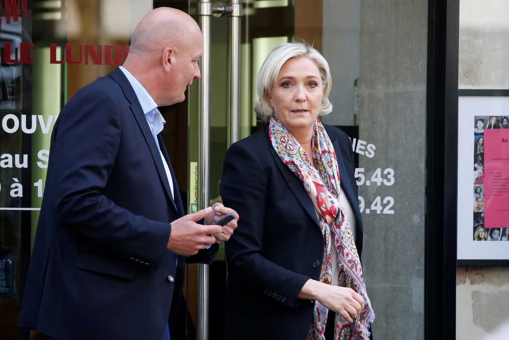 Le pen juge que le vote de fillon pour macron est une "trahison"