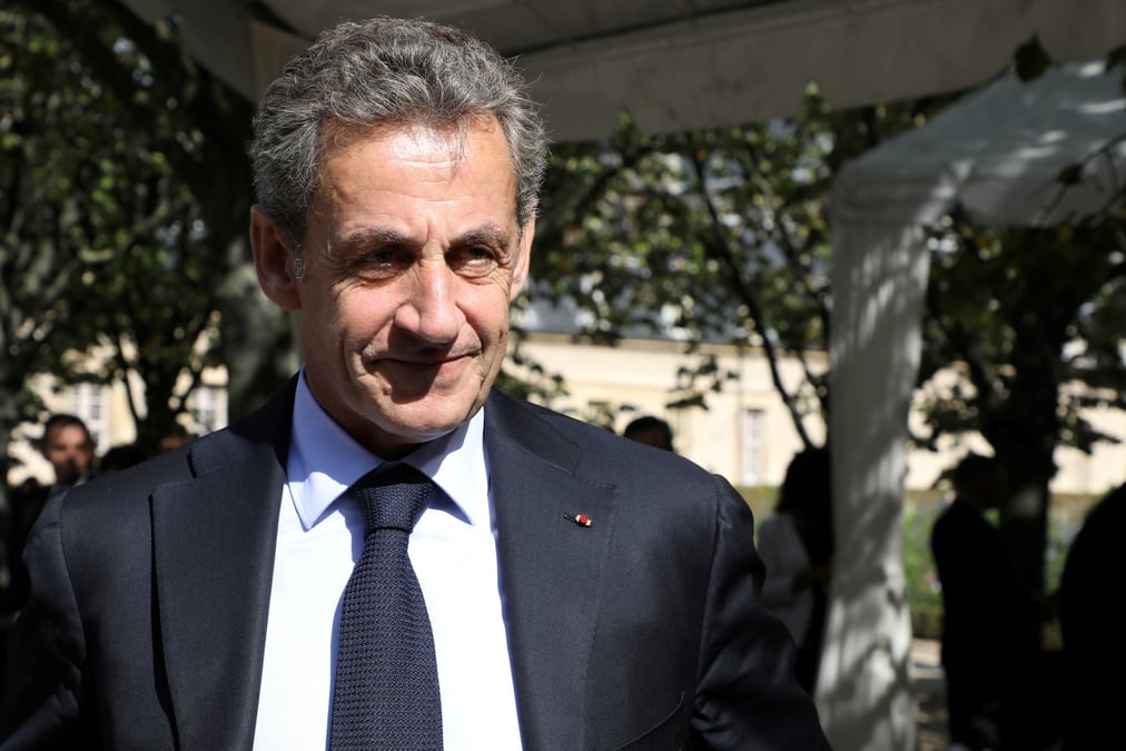 Sarkozy revient mais assure etre sans ambition