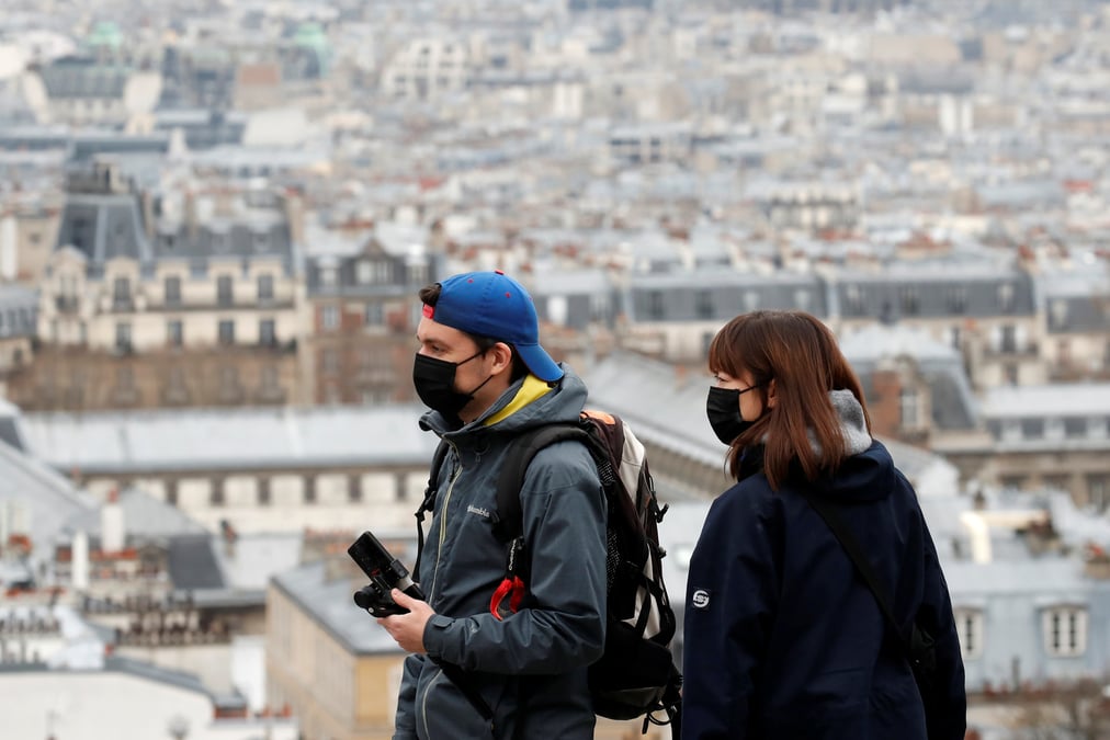 Cafe et lecture a montmartre, difficile de changer ses habitudes malgre le coronavirus