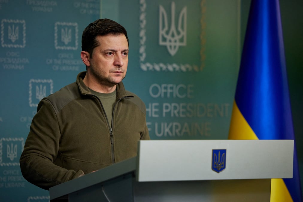 Ukraine: zelenski dit rester a kiev, nouvelles sanctions contre moscou