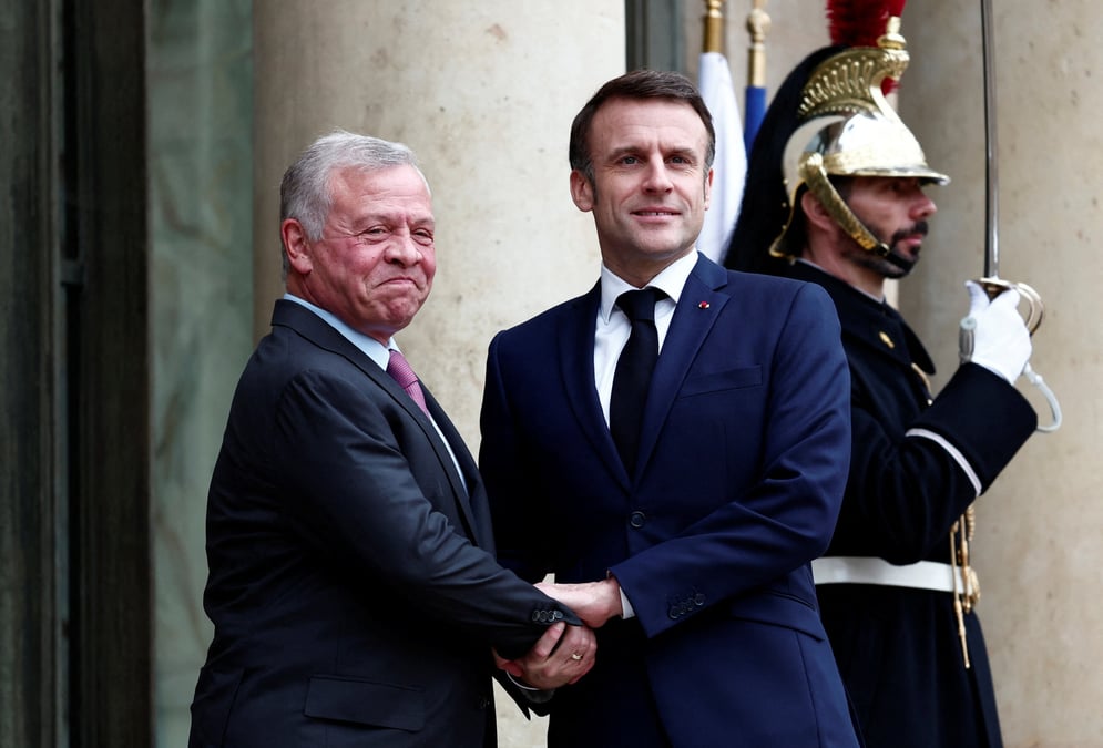 Le president francais emmanuel macron accueille le roi abdallah de jordanie pour une reunion au palais de l'elysee a paris