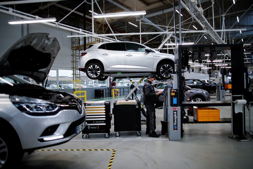Une personne travaille dans une usine automobile, a flins en france