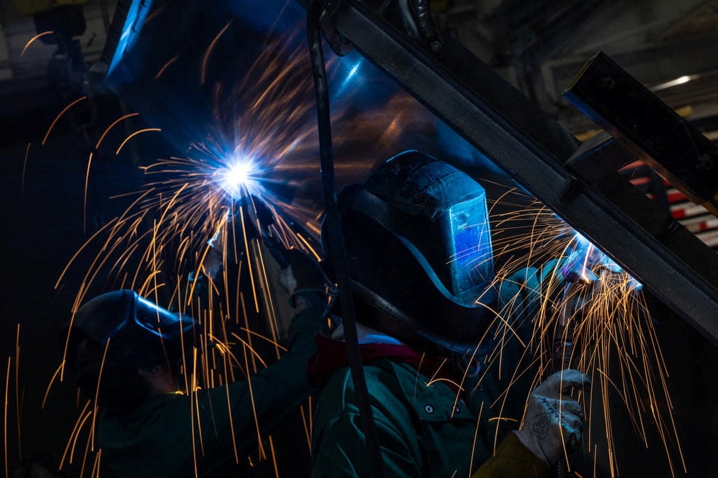 Des ouvriers soudent dans une usine a columbus, ohio