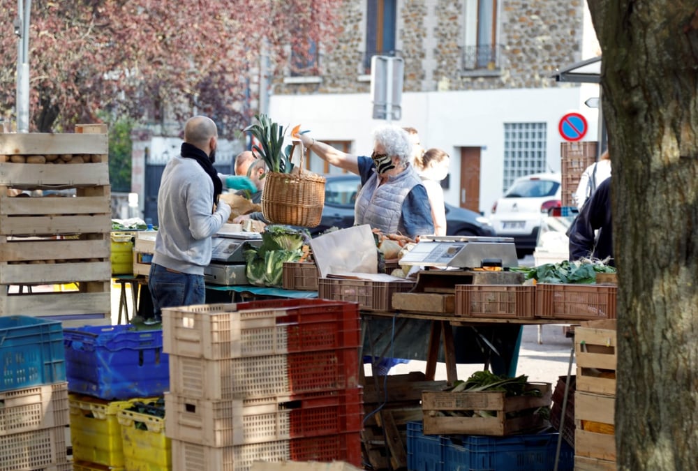 "Je suis favorable à l'ouverture de tous les marchés en plein air et de toutes les halles alimentaires", a déclaré le ministre dans l'émission Dimanche en politique sur France 3.