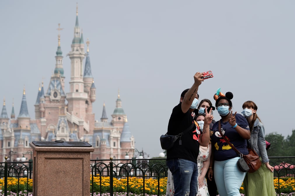 Coronavirus: reouverture sous haute securite de disneyland a shanghai