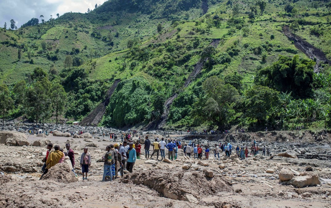Des congolais se rassemblent apres la mort de membres de leur famille, en rdc