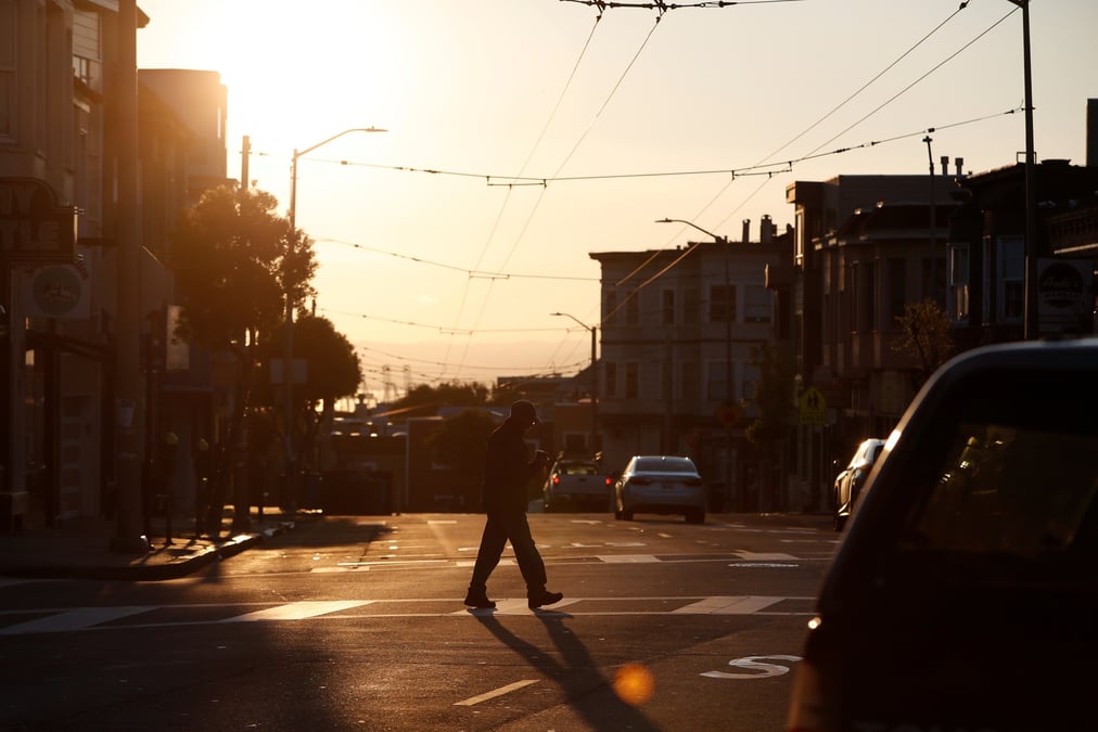 Un pieton dans une rue de san francisco au lever du jour
