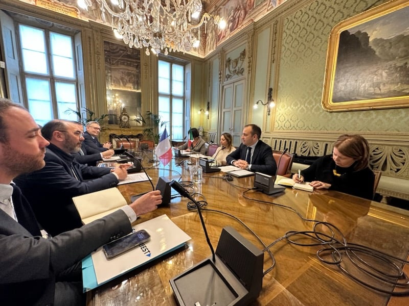 Une délégation française, menée par le maire LR de Saint-Priest (Rhône), Gilles Gascon, mais aussi des représentants de la CCI italienne de Lyon, était aujourd'hui en déplacement à Turin pour transmettre plusieurs messages vers l'Italie, mais aussi l'Etat et la Métropole de Lyon sur la "lenteur" du gouvernement français sur le Lyon-Turin et l'interruption de la ligne LGV Paris-Milan.