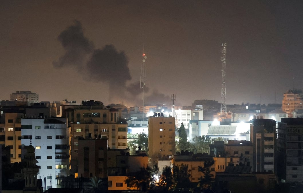 De la fumee s'eleve lors des frappes aeriennes israeliennes a gaza
