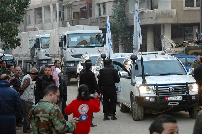 Tirs sur un convoi humanitaire à Homs, raids à Alep