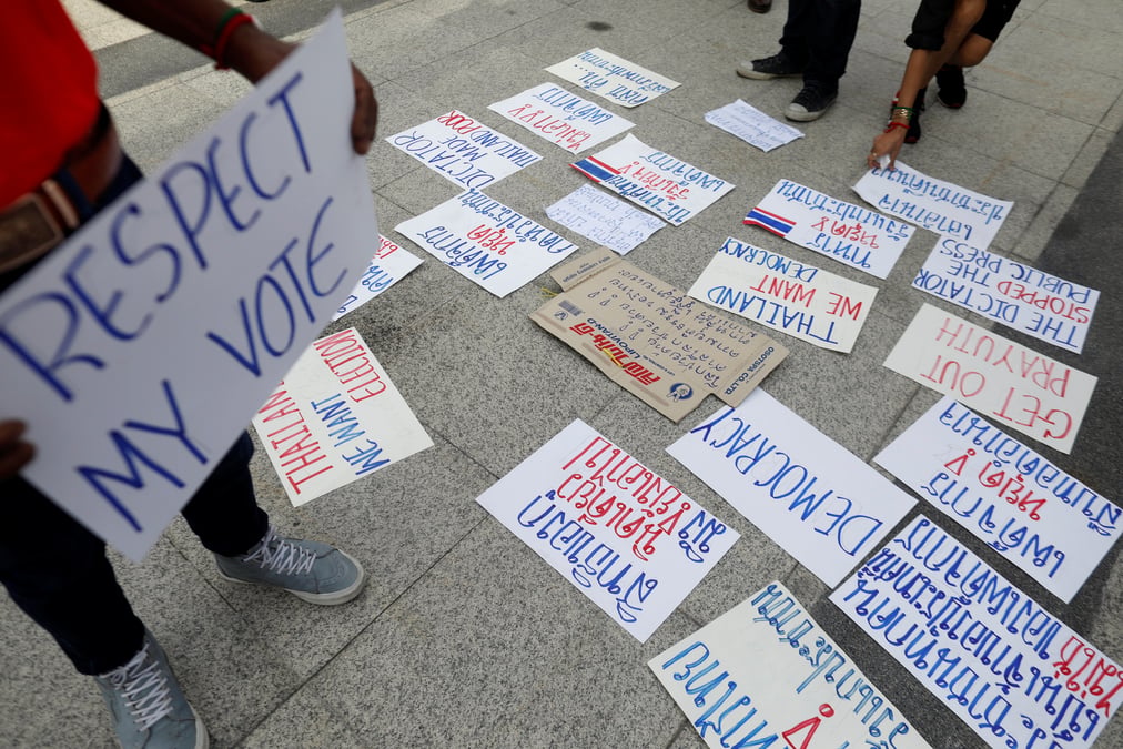 Bangkok-des manifestants adressent un ultimatum a la junte