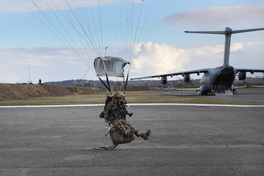 Certains militaires en reconversion deviennent managers de transition dans l'industrie.