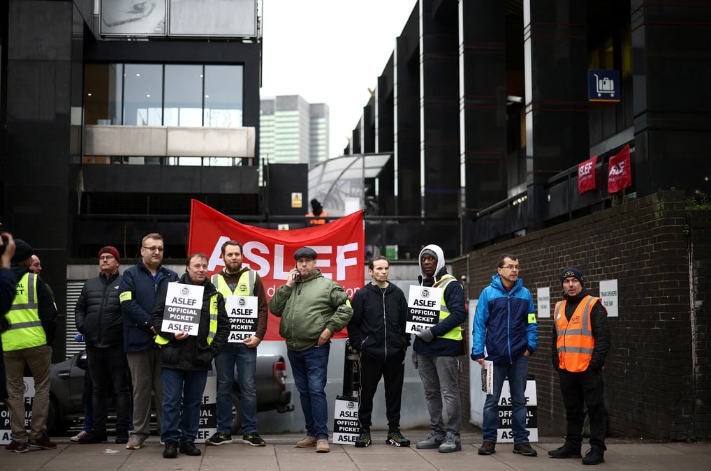 Photo d'archives de cheminots membres du syndicat aslef devant la gare d'euston, a londres
