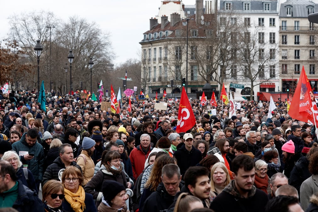 Des manifestants participent a une marche contre le projet de reforme des retraites