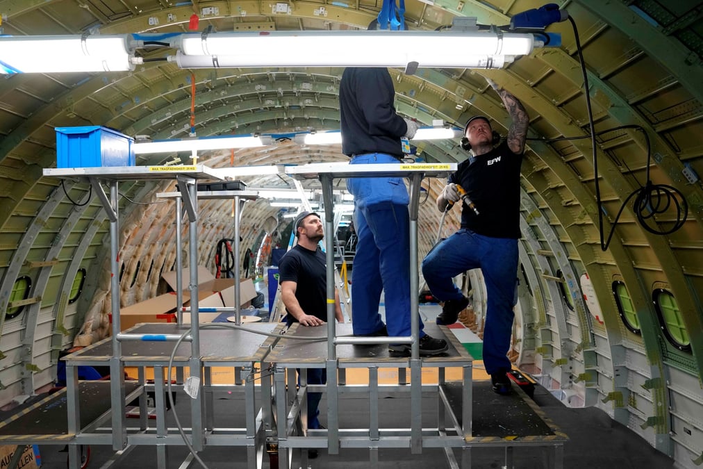 Des employes travaillent a bord d'un avion dans une usine a dresden en allemagne