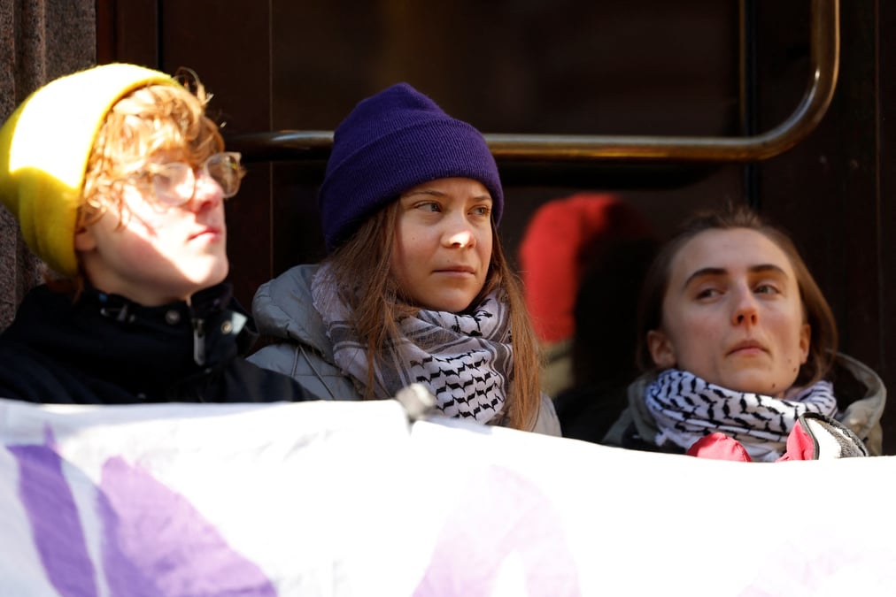 Greta thunberg bloque l'entree du parlement suedois lors d'une manifestation a stockholm