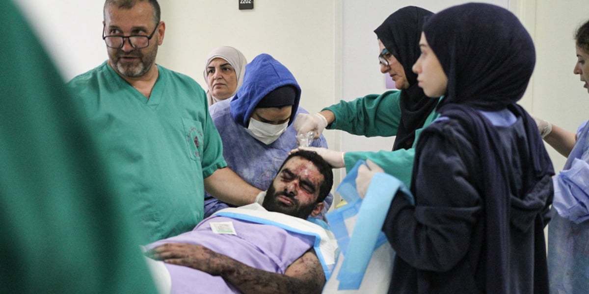 Mercredi à l’hôpital Nabih-Berri à Nabatieh, un blessé est pris en charge aux urgences. Son corps est brûlé à 70 %.