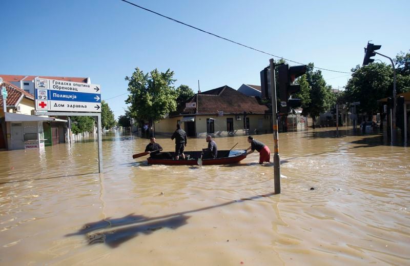 Les crues en Serbie et en Bosnie menacent villes et centrales