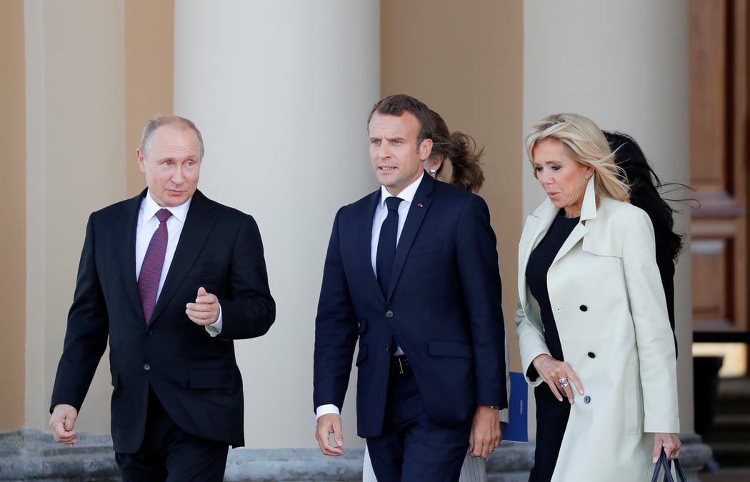 A saint-petersbourg, macron appelle a des initiatives communes
