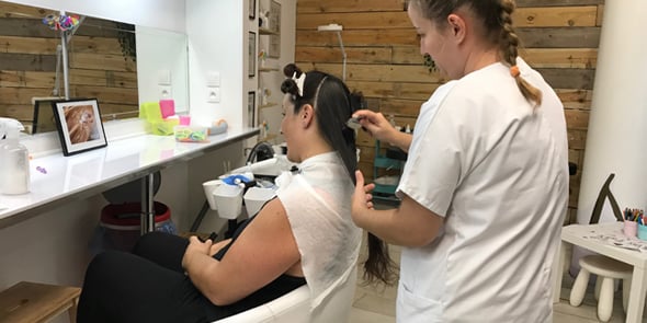 L'enseigne emploie deux personnes par salon
