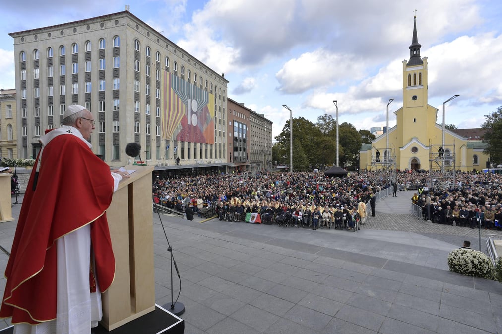 En estonie, le pape denonce "la menace des armes"