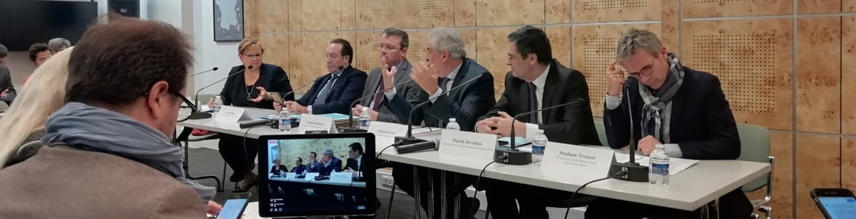 De gauche à droite : Marie-Christine Cavecchi (Val d'Oise), Pierre Bédier (Yvelines), François Durovray (Essonne), Christian Favier (Val-de-Marne) et Stéphane Troussel (Seine-Saint-Denis).