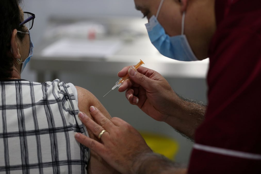 Coronavirus: londres exige de recevoir tous les vaccins commandes