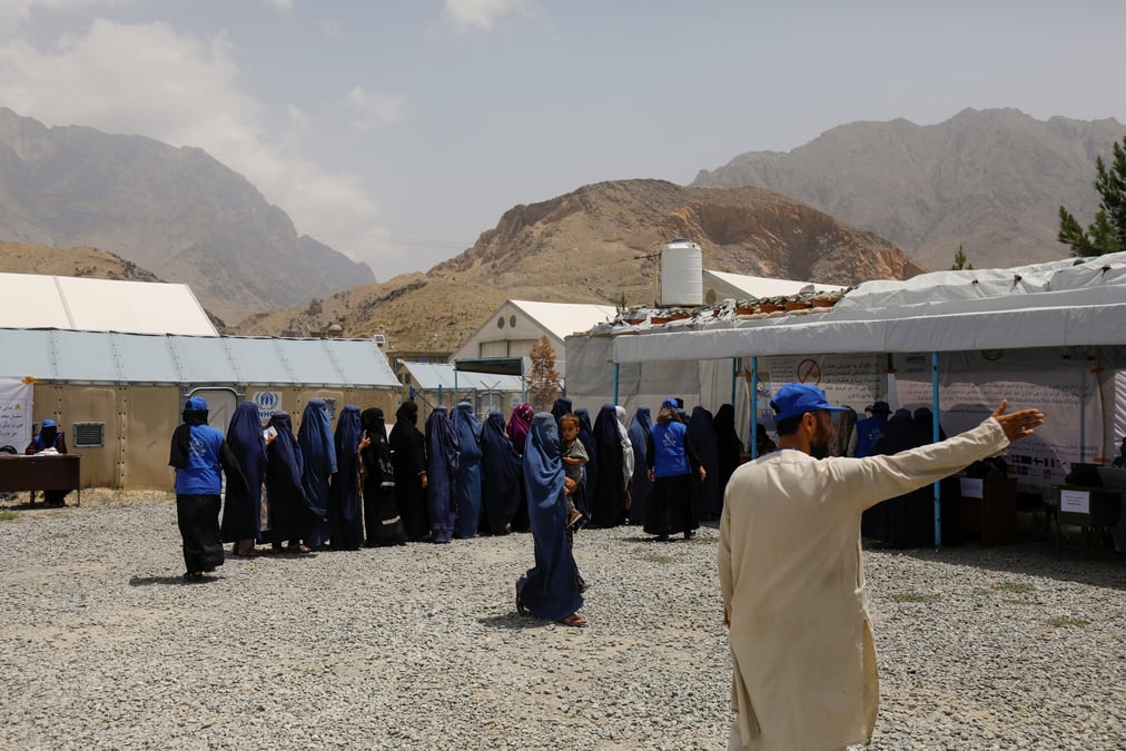 Photo d'archives de femmes afghanes attendant de recevoir une aide pour les personnes deplacees