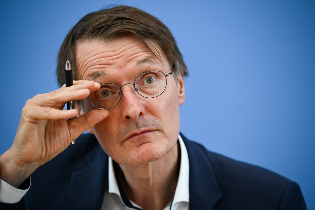 Le ministre allemand de la sante, karl lauterbach, tient une conference de presse sur la loi relative au cannabis a berlin