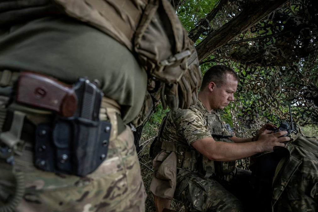 Un soldat ukrainien utilise un drone pres du village de robotyne, dans la region de zaporijia