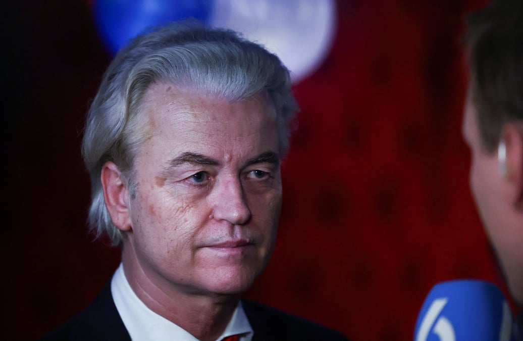 Geert wilders, chef du parti pvv, s'adressant a la presse