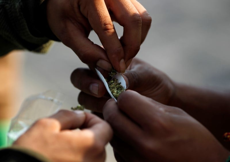 Le depute de marseille patrick mennucci veut legaliser le cannabis