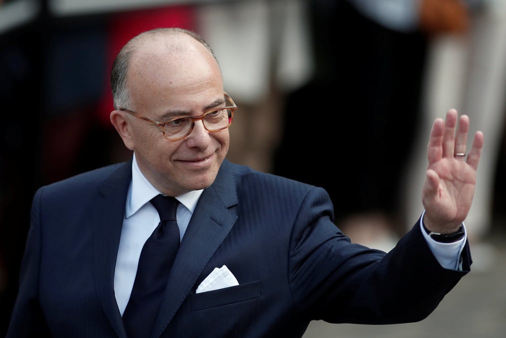 Cazeneuve contre "un tete-a-tete de macron avec la droite"