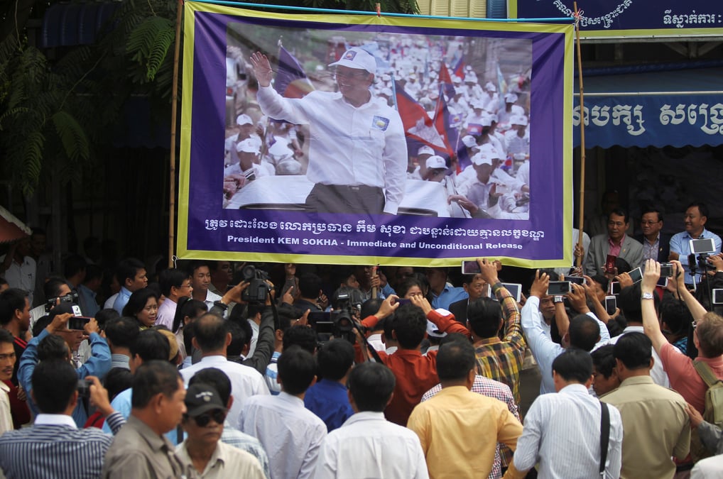 Le chef de l'opposition cambodgienne maintenu en detention