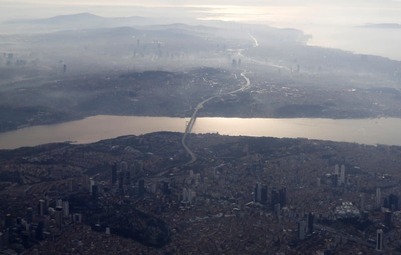 Spectaculaire accident sur le detroit du bosphore a istanbul