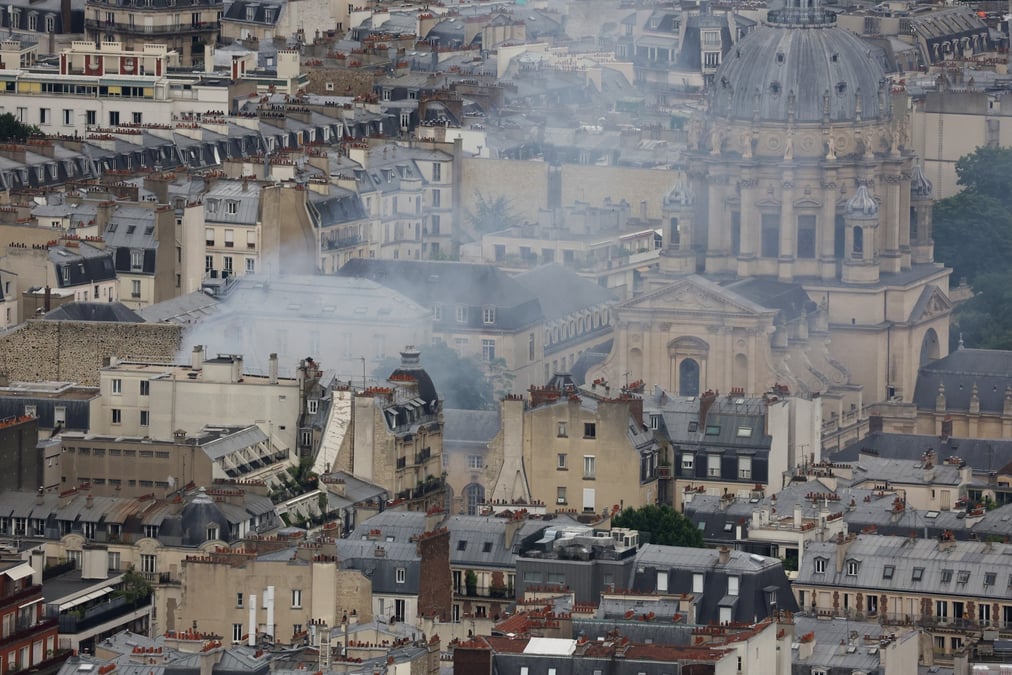 De la fumee s'eleve au-dessus des toits suite a une explosion de gaz dans le cinquieme arrondissement de paris