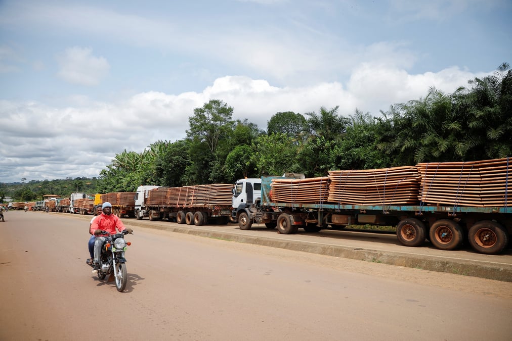 Des camions attendent dans la ville frontaliere de kye-ossi, au cameroun, apres la fermeture de la frontiere suite au coup d'etat au gabon