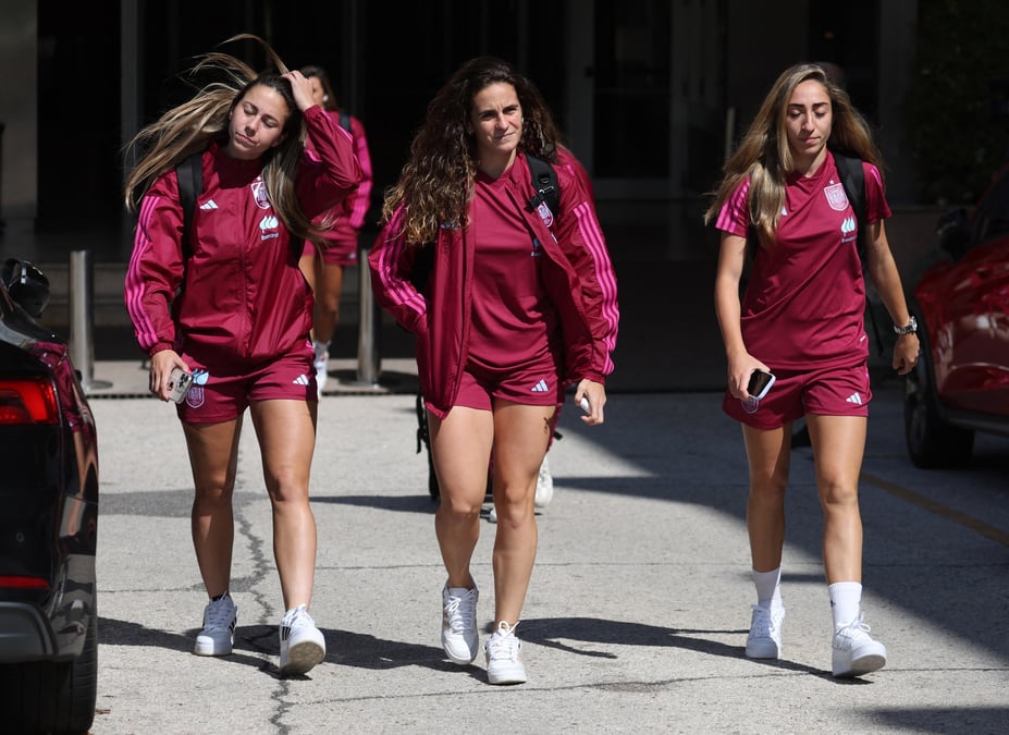Les joueuses de l'equipe d'espagne de football feminin quittant leur hotel