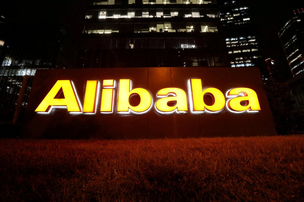 Assistant's response: le logo du groupe alibaba vu sur son immeuble de bureaux a pekin