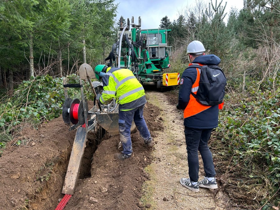 Enedis a mené un chantier d’enfouissement visant à améliorer la résilience d’un tronçon de 12 km de lignes aériennes moyenne tension alimentant 3 800 clients.