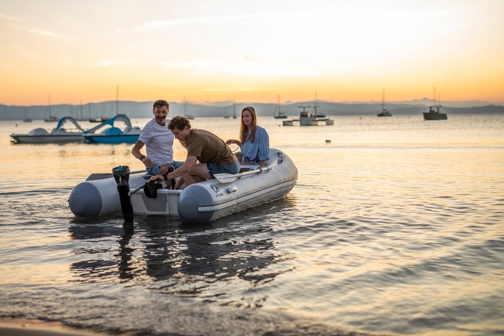 Un zodiac équipé d'un moteur électrique Kahe, avec une barre de navigation.