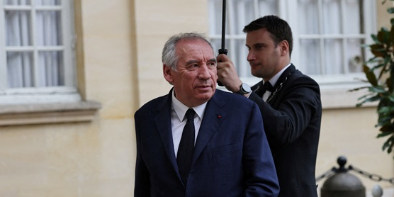Le Premier ministre, François Bayrou, ici dans la cour de Matignon, pourrait bientôt céder les clés de la primature.