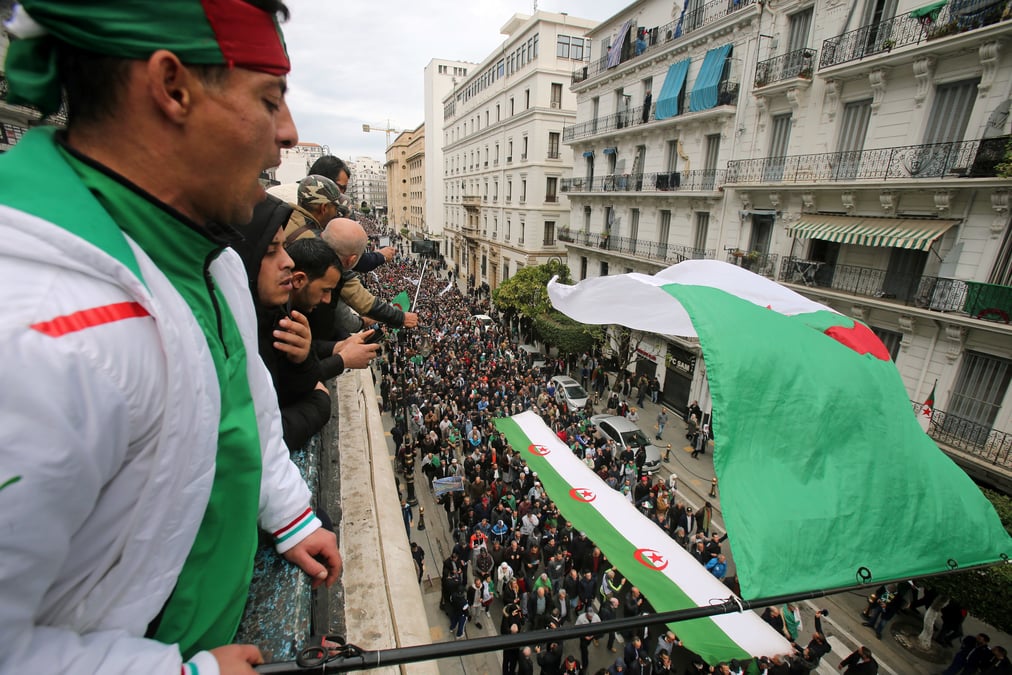 Le nouveau president algerien conteste par la rue