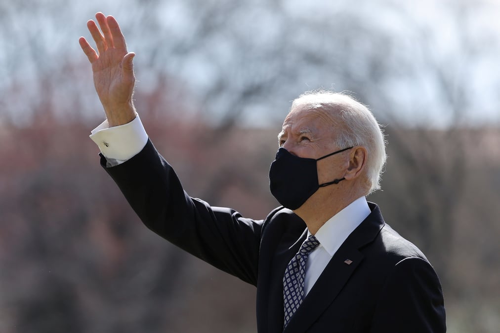 Biden trebuche sur les marches d'air force one