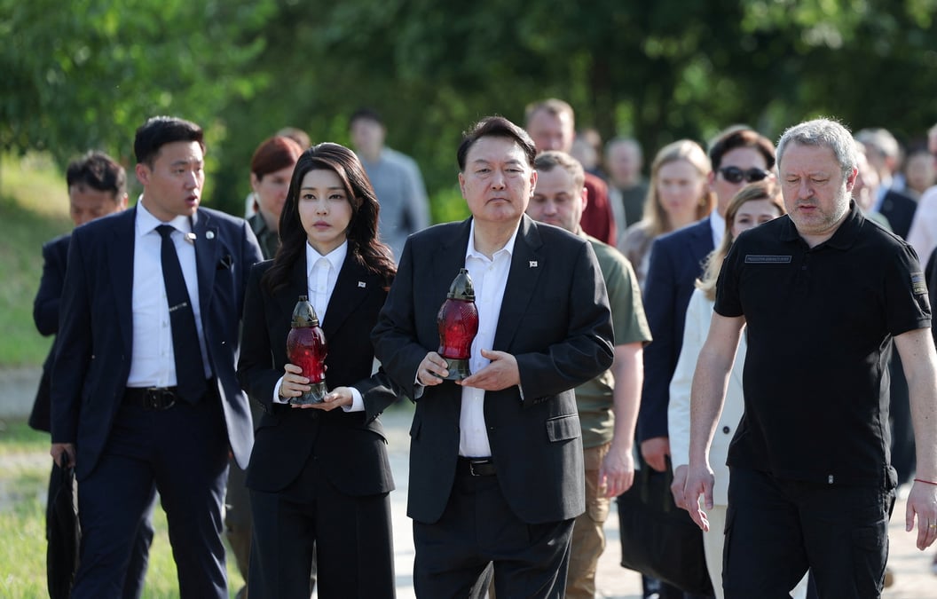Le president sud-coreen yoon suk yeol en visite a bucha