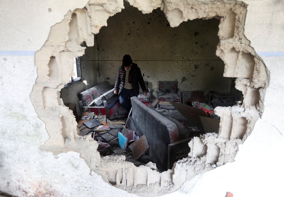 Une maison endommagee lors des bombardements israeliens
