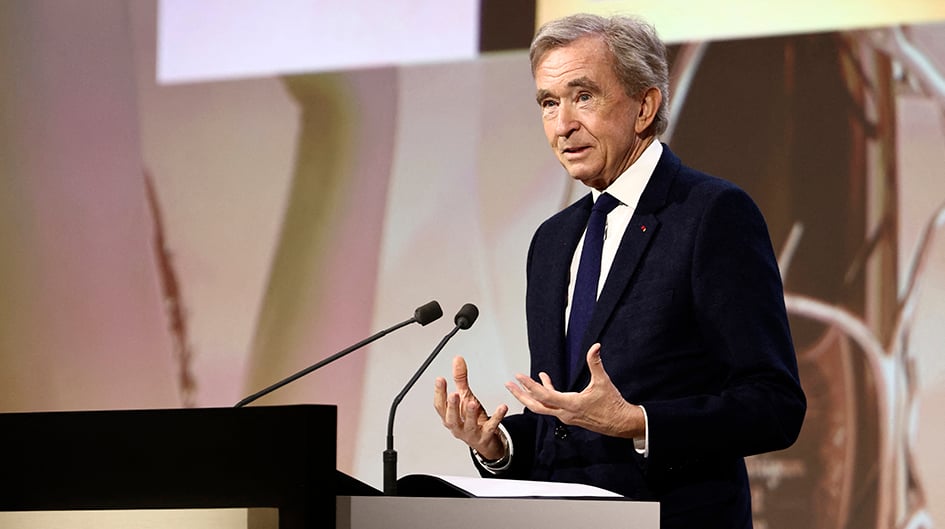 Bernard Arnault a appelé les dirigeants européens à régler « à l’amiable » les tensions commerciales entre l’Union européenne et les États-Unis.