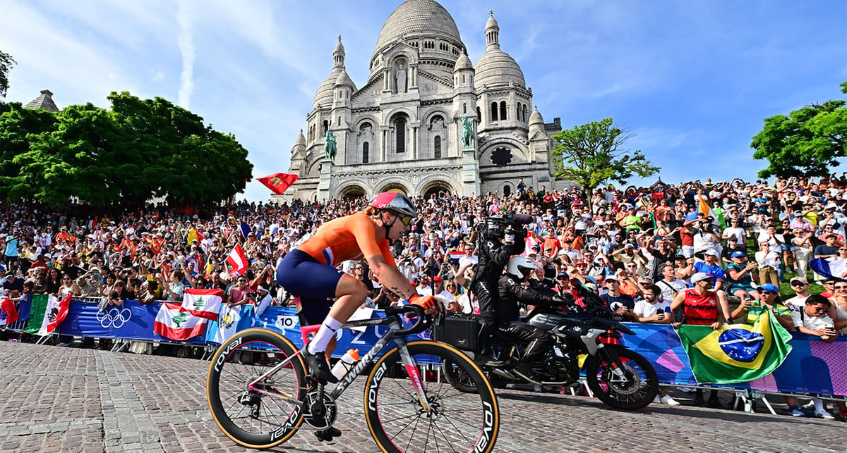 Pour l'arrivée du Tour de France, en dernière ligne droite avant les Champs-Élysées, les coureurs cyclistes traverserons les rues escarpées de la butte Montmartre, rappelant à ses riverains l'euphorie des Jeux olympiques, un an après les faits.