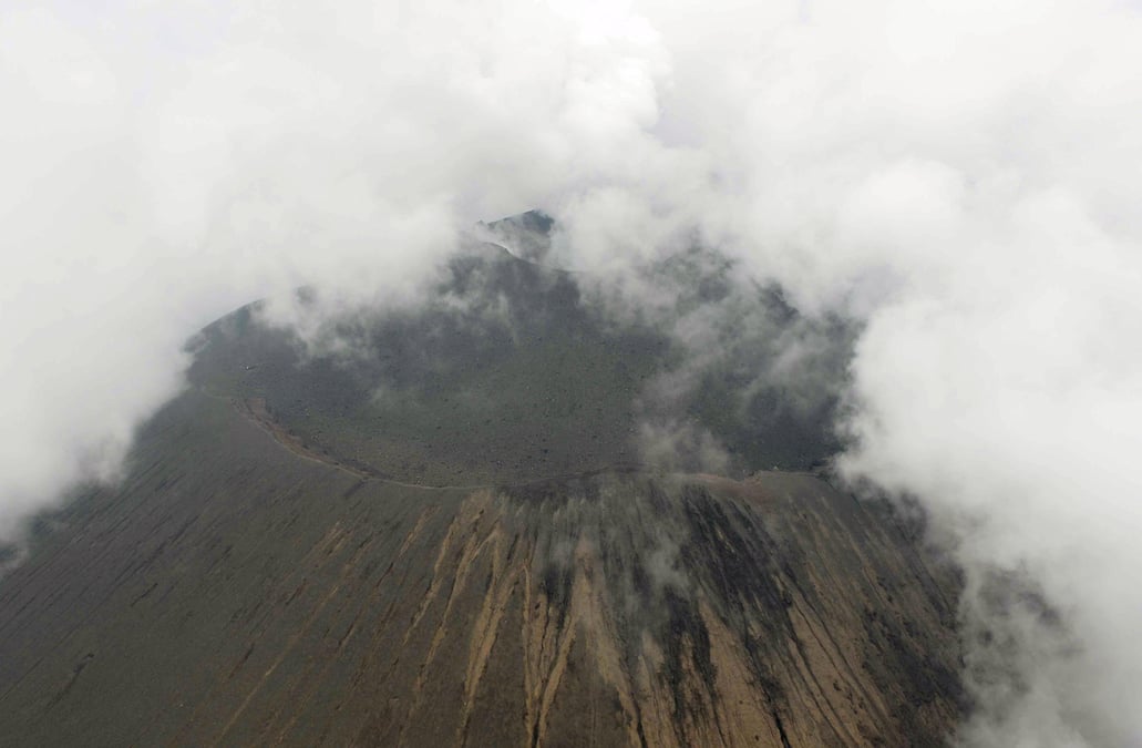 Le mont asama au japon en eruption