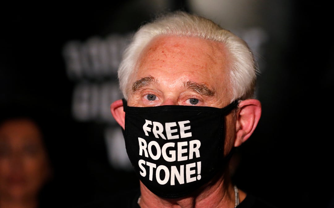 Trump commue la peine de prison de son ami et conseiller roger stone
